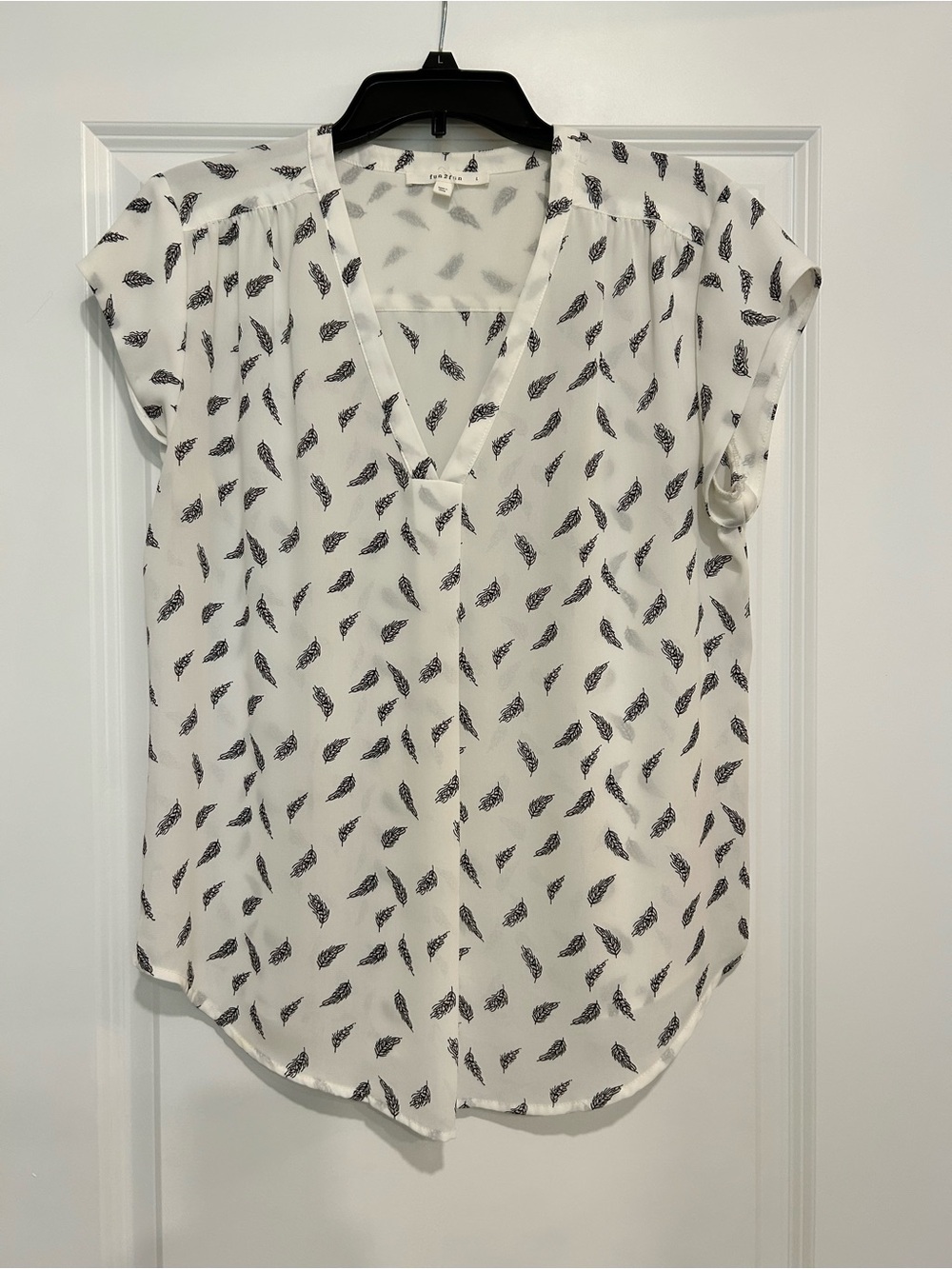 Fun2Fun Women’s Large Ivory Black Feather Print V Neck Blouse